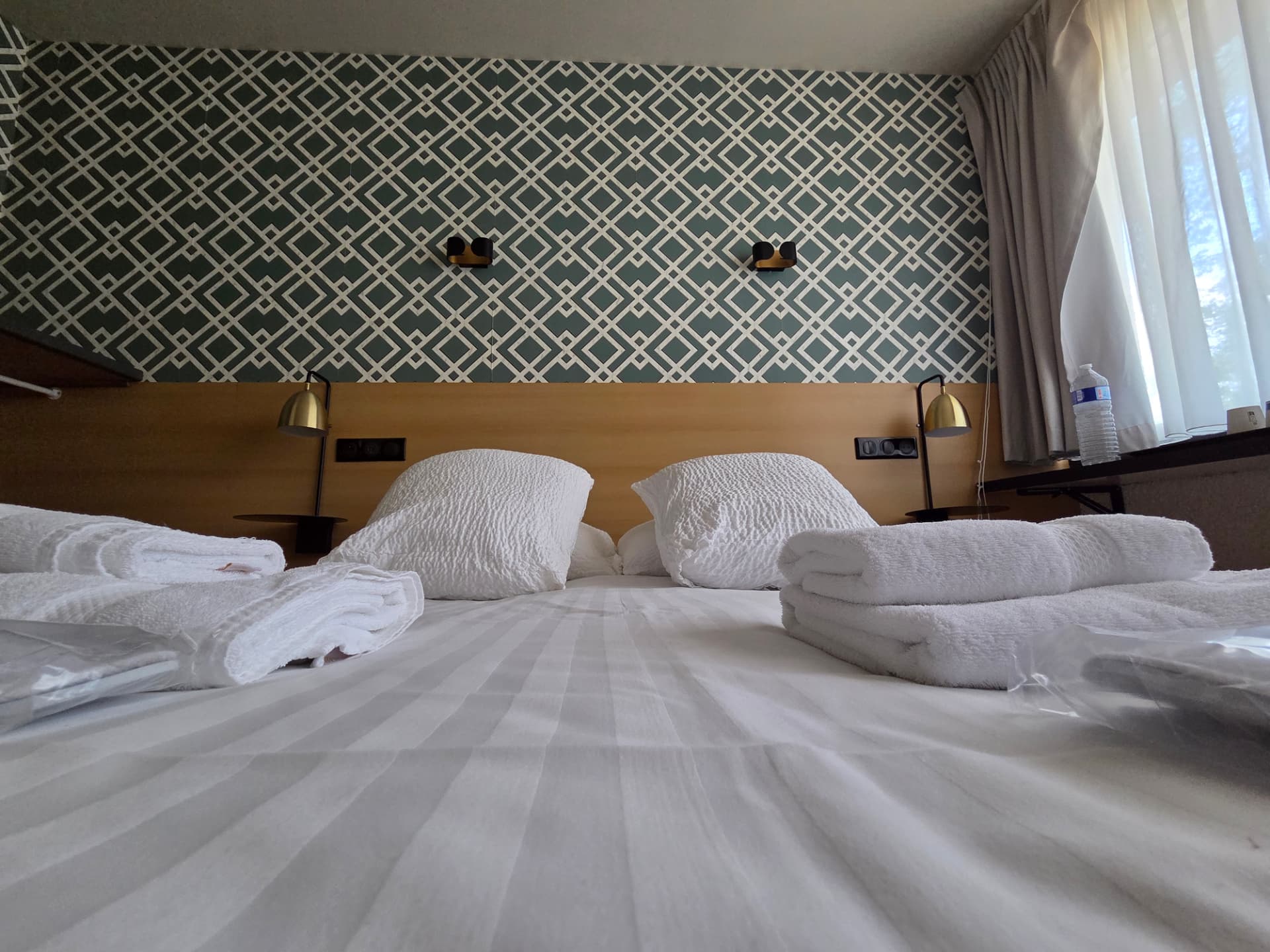 Lit king size avec linge de lit blanc