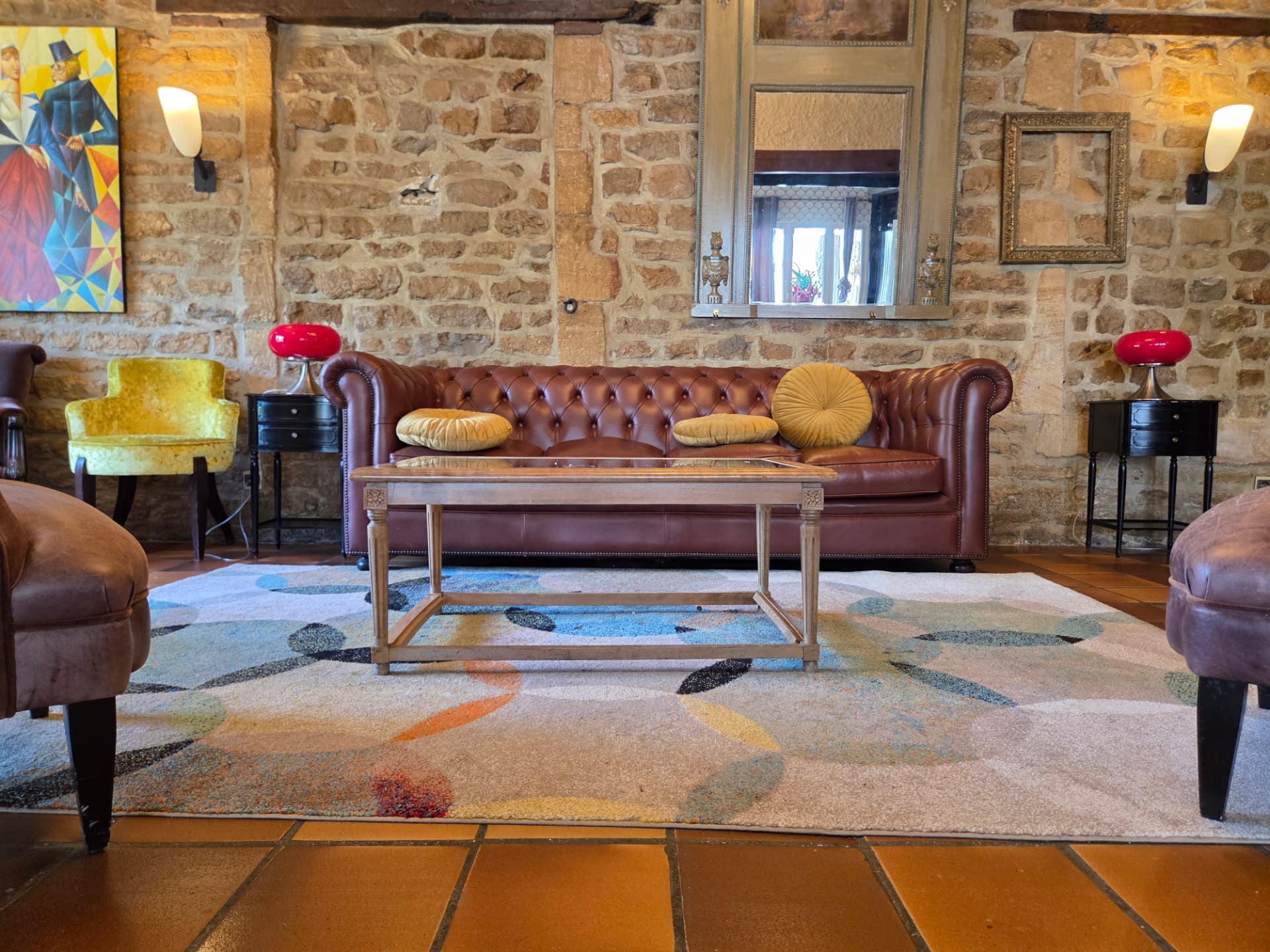 Salon chaleureux de l'Auberge avec canapé en cuir