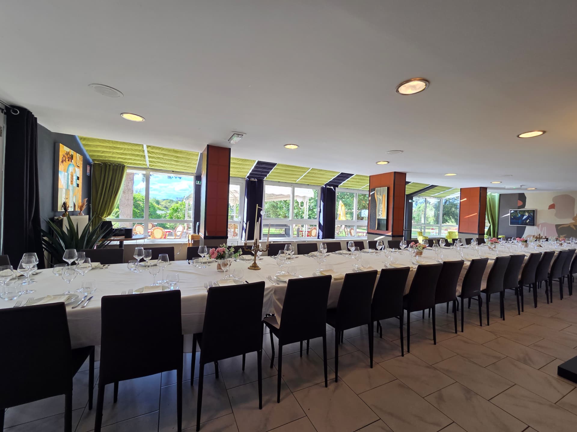 Grande tablée dressée dans la salle de réception