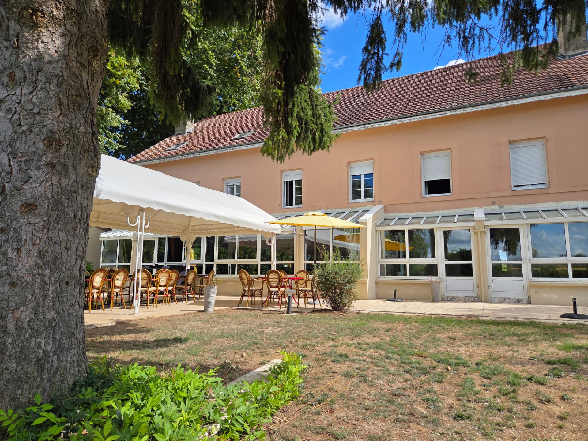 Terrasse de l'Auberge ouverte sur le jardin