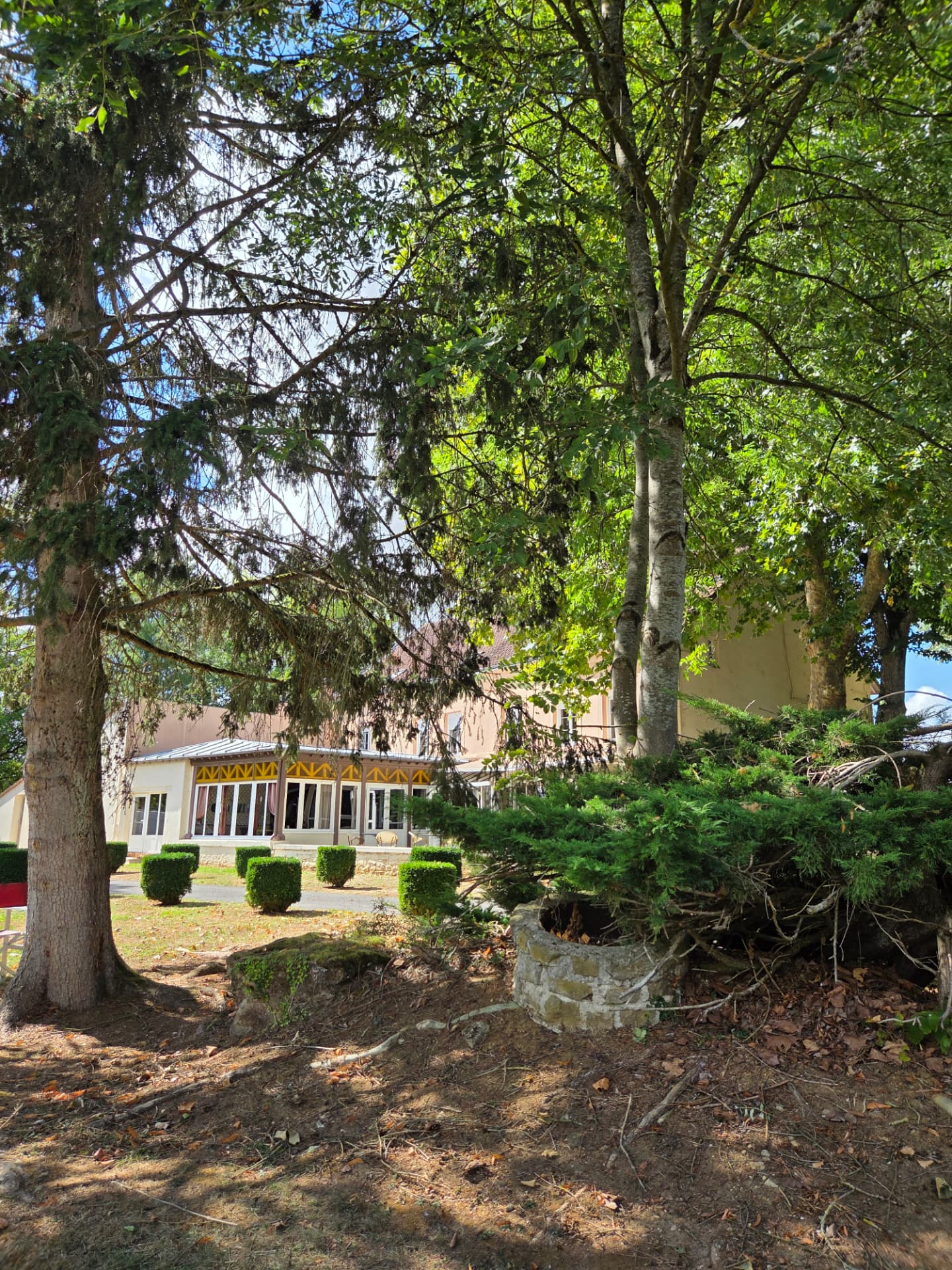 L'Auberge du Port nichée au cœur des arbres