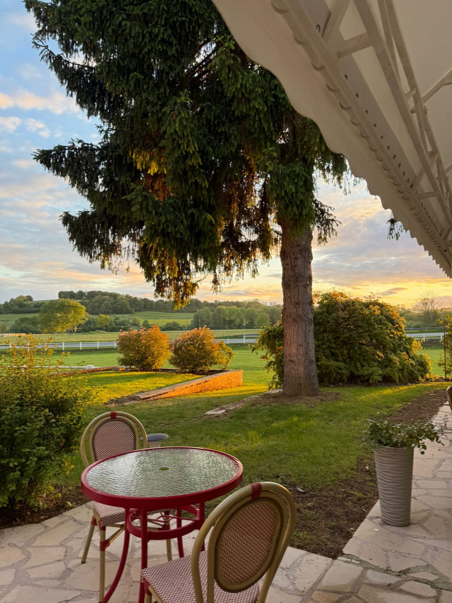 Terrasse éclairée pour un dîner à l'Auberge du Port